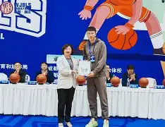 篮球比赛开局跳球站位